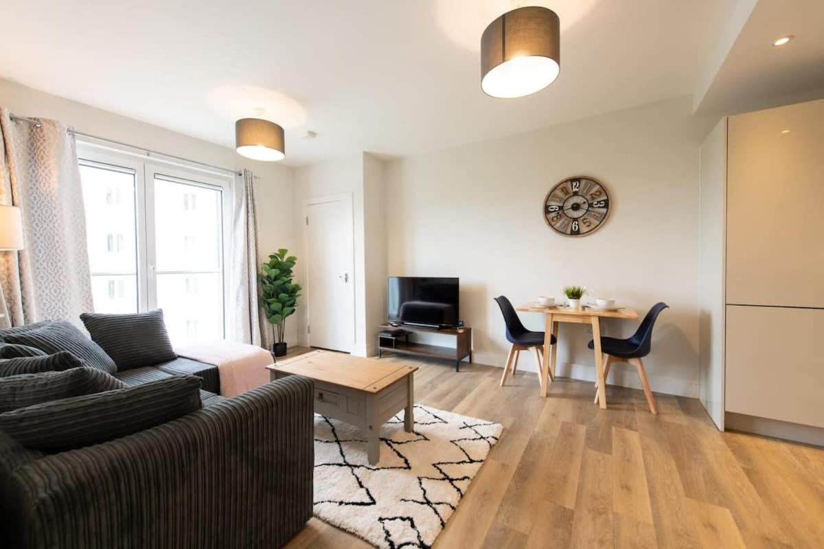 Fantastic 1 Bed Apartment In Crawley Экстерьер фото