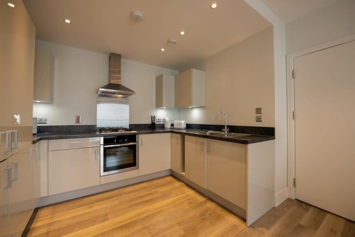 Fantastic 1 Bed Apartment In Crawley Экстерьер фото